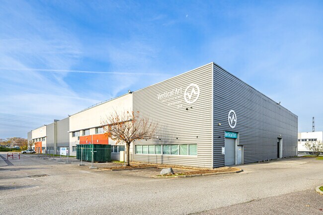 Plus de détails pour 50 Rue Jean Zay, Saint-Priest - Local d'activités à louer