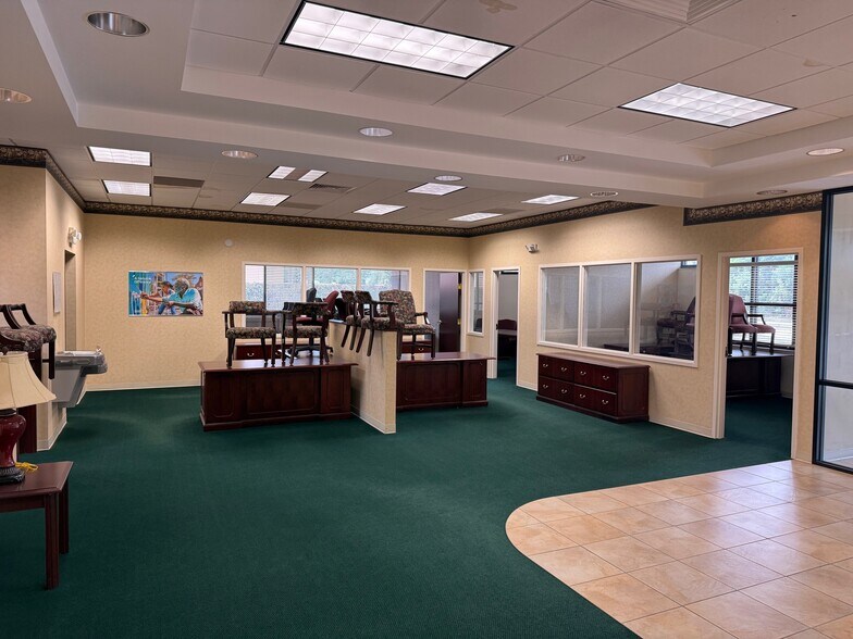 2440 Sunset Point Rd, Clearwater, FL à louer - Photo de l’immeuble – Image 3 sur 20
