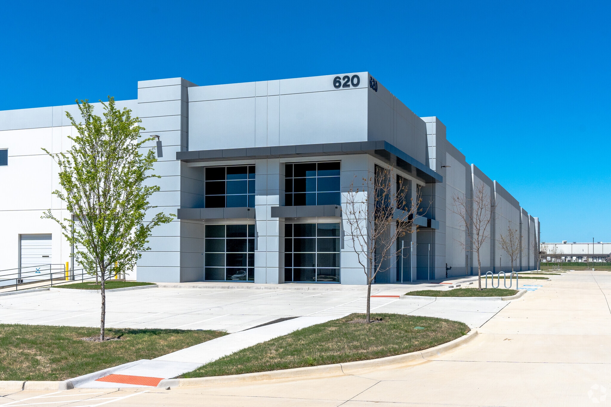 600 S Western Blvd, Denton, TX à louer Photo de l’immeuble– Image 1 sur 3
