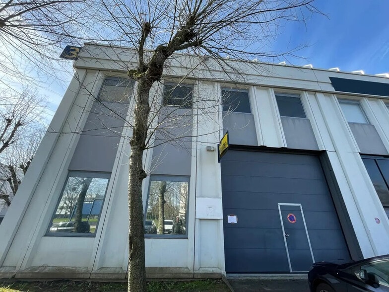 9 Chaussée Jules César, Osny à louer - Photo de l’immeuble – Image 3 sur 8