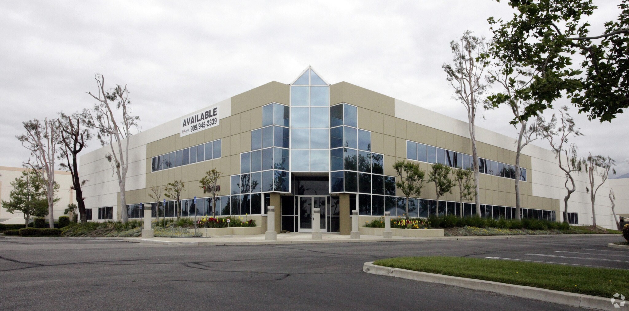 10860 6th St, Rancho Cucamonga, CA à louer Photo principale– Image 1 sur 21