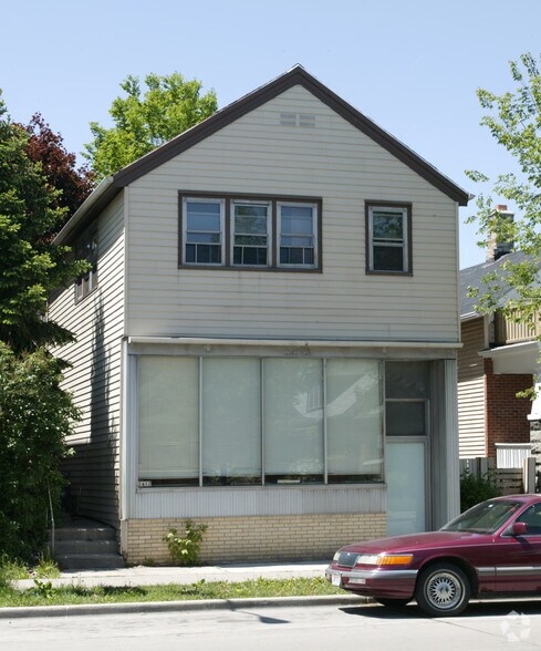 2417 S Howell Ave, Milwaukee, WI à louer - Photo principale – Image 1 sur 1
