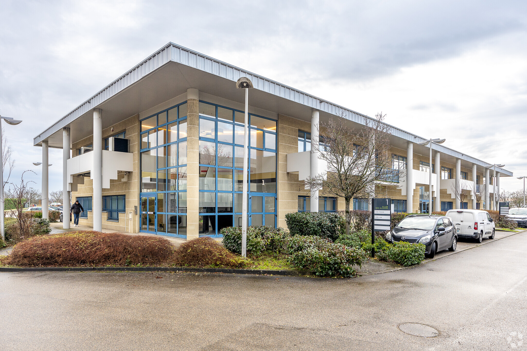 13 Allée Des Tulipiers, Bron à vendre Photo principale– Image 1 sur 18