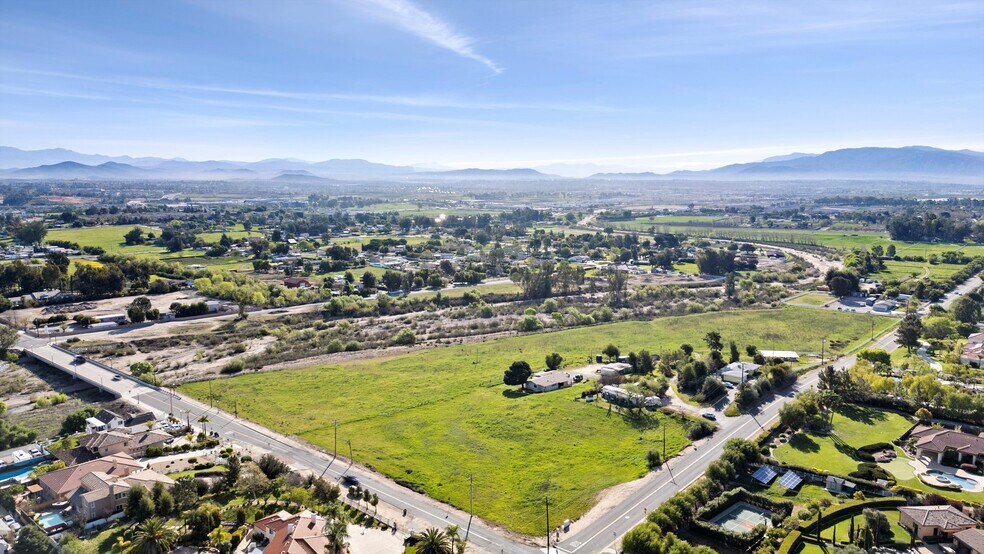 25070 Hayes Ave, Murrieta, CA à vendre - Photo de l’immeuble – Image 2 sur 26