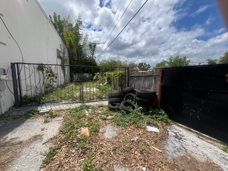 7704 W Hillsborough Ave, Tampa, FL à louer - Photo de l’immeuble – Image 3 sur 10