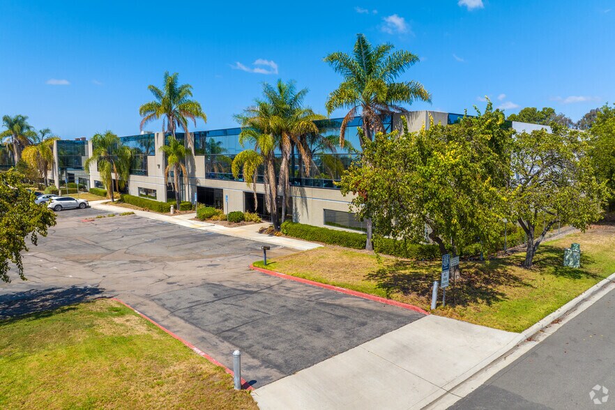970 Park Center Dr, Vista, CA à louer - Photo de l’immeuble – Image 3 sur 3