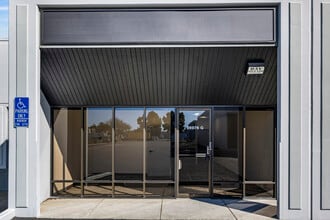 2323-2335 Industrial Pky W, Hayward, CA à louer Photo de l’immeuble– Image 1 sur 18