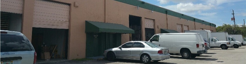 8527-8529 NW 66th St, Miami, FL à louer - Photo de l’immeuble – Image 3 sur 5