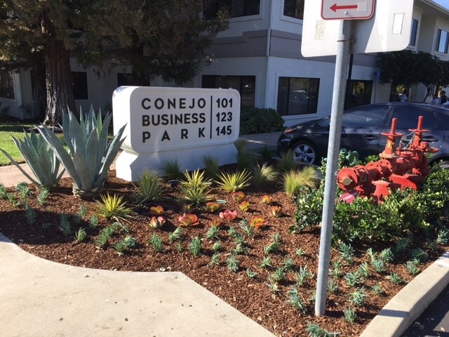 123 Hodencamp Rd, Thousand Oaks, CA à louer - Photo de l’immeuble – Image 2 sur 3