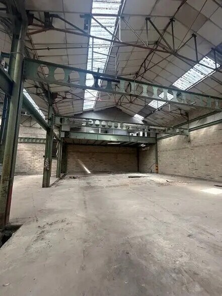 Local d'activités dans Saint-Quentin à vendre - Photo de l’immeuble – Image 2 sur 5