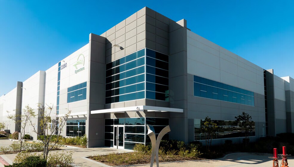 2380 W Base Line Rd, Fontana, CA à louer - Photo de l’immeuble – Image 3 sur 17