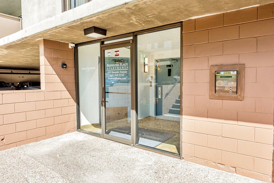 600 Brewster Ave, Redwood City, CA à vendre - Photo de l’immeuble – Image 3 sur 20
