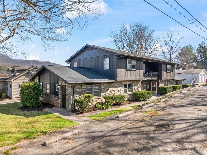 71 Maple St, Clyde, NC à vendre - Photo principale – Image 1 sur 42