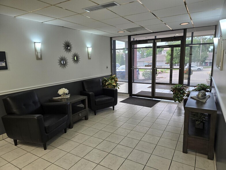 6818 Grover St, Omaha, NE à louer - Hall d’entrée – Image 2 sur 4