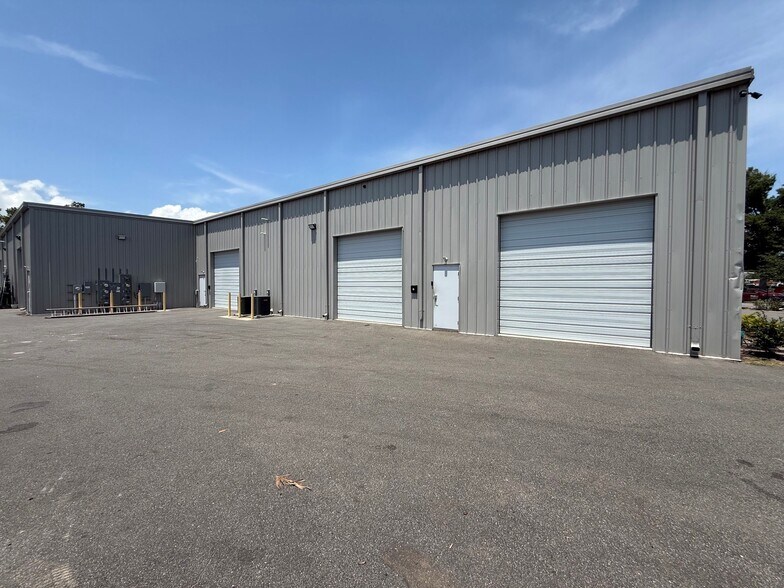240 & 250 Industrial Way, Myrtle Beach, SC à vendre - Photo de l’immeuble – Image 2 sur 8