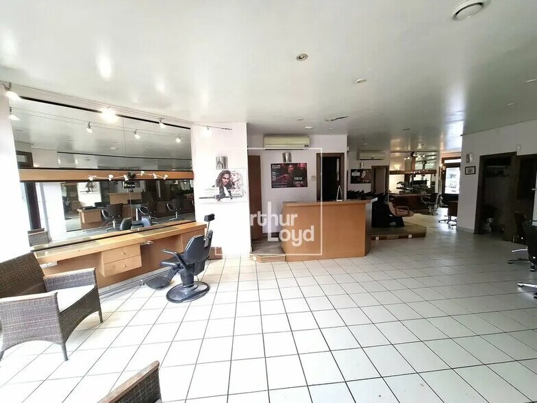 Local commercial dans Torcy à louer - Photo de l’immeuble – Image 2 sur 7