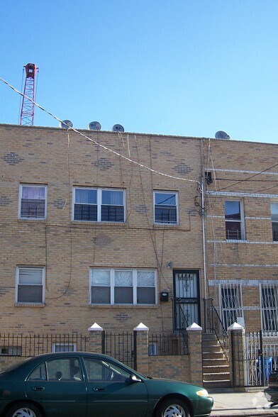 11-07 Irving Ave, Flushing, NY à vendre - Photo de l’immeuble – Image 3 sur 3
