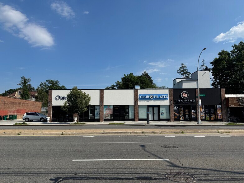 17924 Union Tpke, Fresh Meadows, NY à vendre - Photo de l’immeuble – Image 1 sur 6