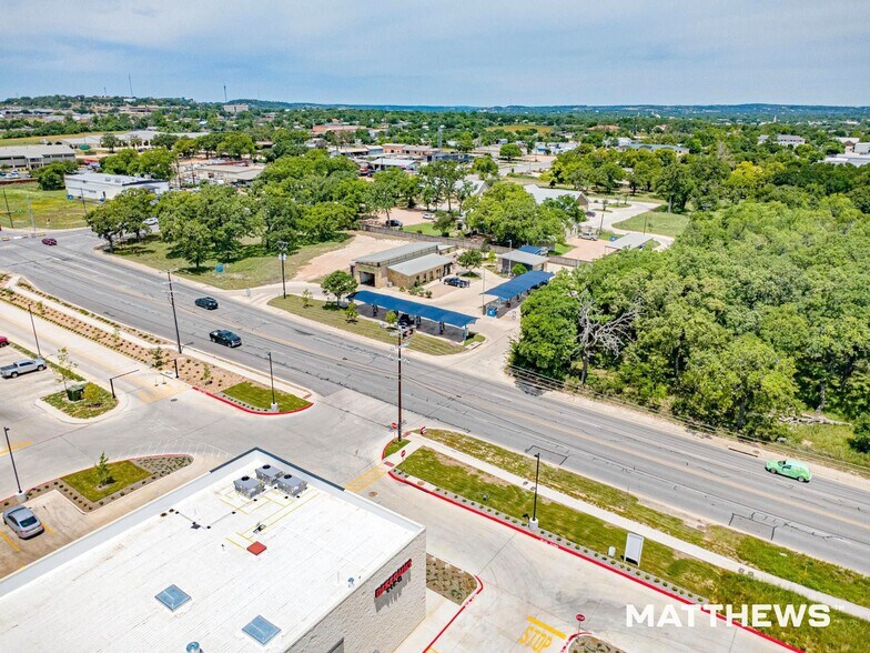 516 Friendship Ln, Fredericksburg, TX à vendre - Photo de l’immeuble – Image 2 sur 4