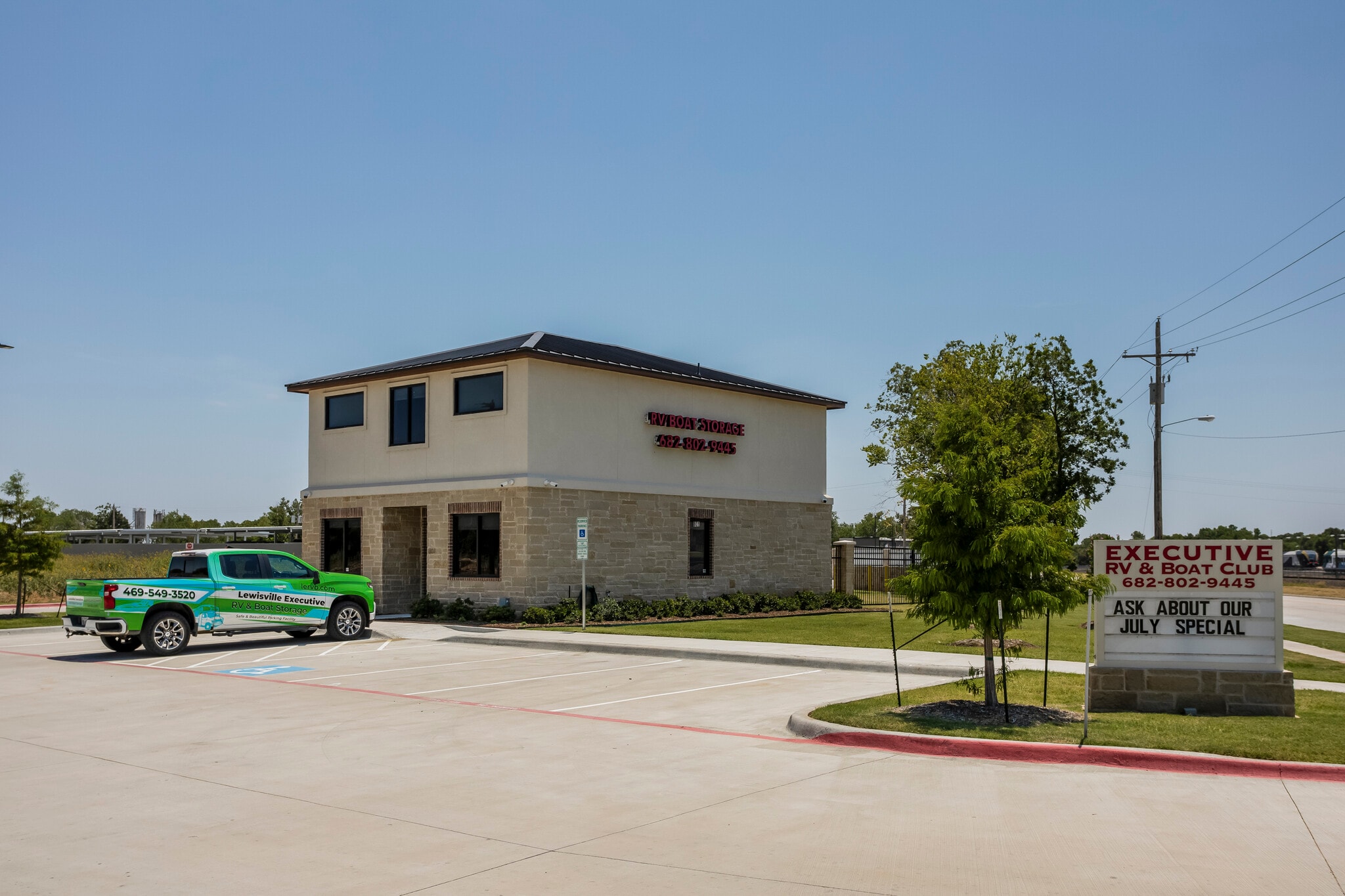 801 S Railroad St, Lewisville, TX à louer Photo de l’immeuble– Image 1 sur 8