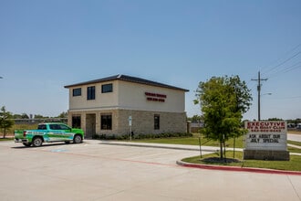 801 S Railroad St, Lewisville, TX à louer Photo de l’immeuble– Image 1 sur 8