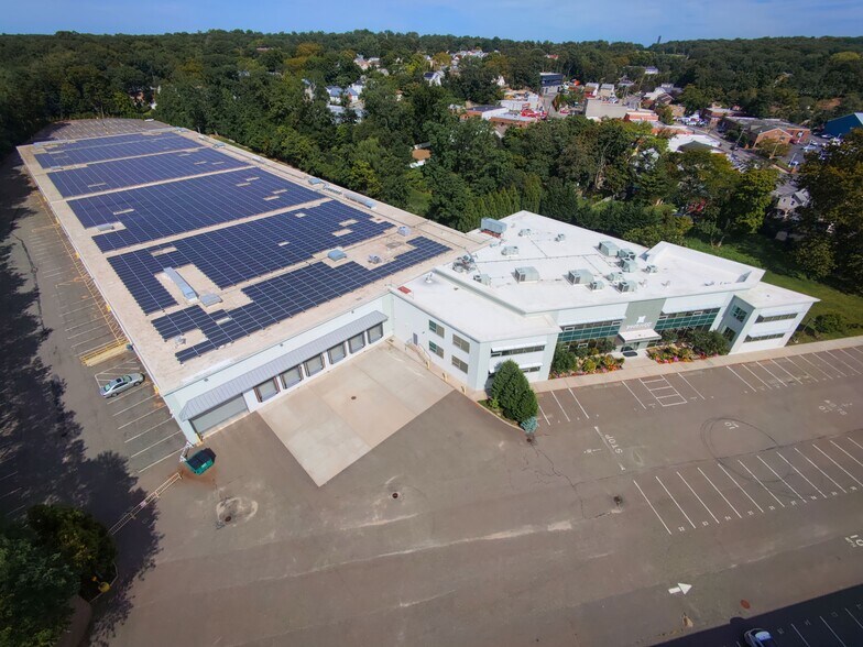 85 Harbor Rd, Port Washington, NY à vendre - Photo principale – Image 1 sur 9