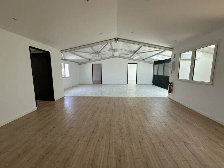 Bureau dans Lunel à louer - Photo de l’immeuble – Image 2 sur 12