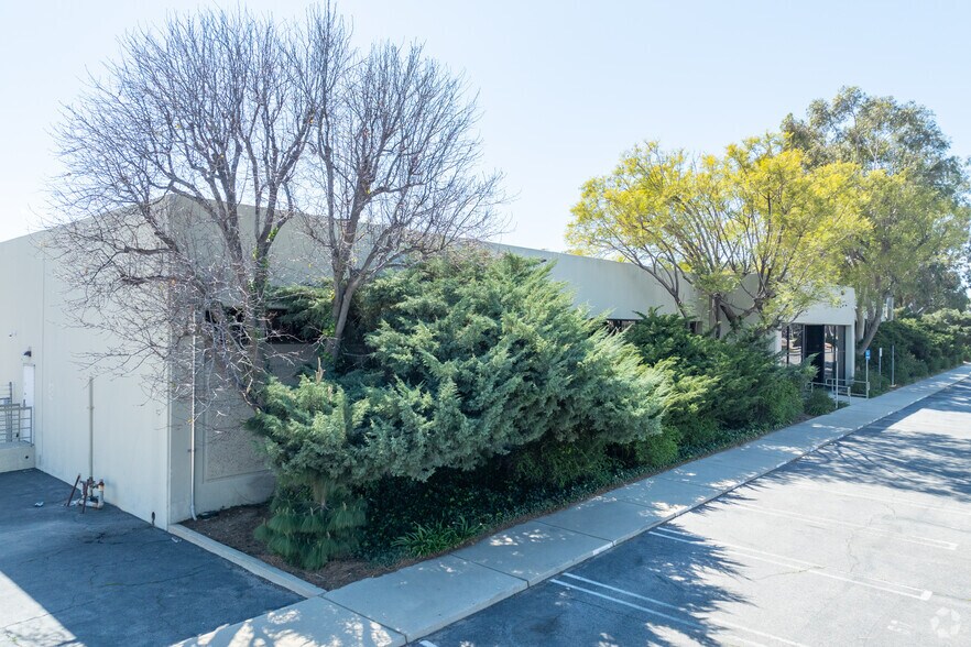 20720 Superior St, Chatsworth, CA à louer - Photo principale – Image 2 sur 5