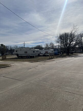 Plus de détails pour 310 W Corporation St, Henryetta, OK - Logement à vendre