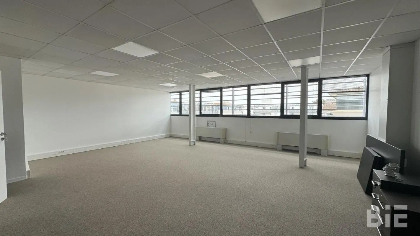 Bureau dans Pessac à louer Photo de l’immeuble– Image 1 sur 5