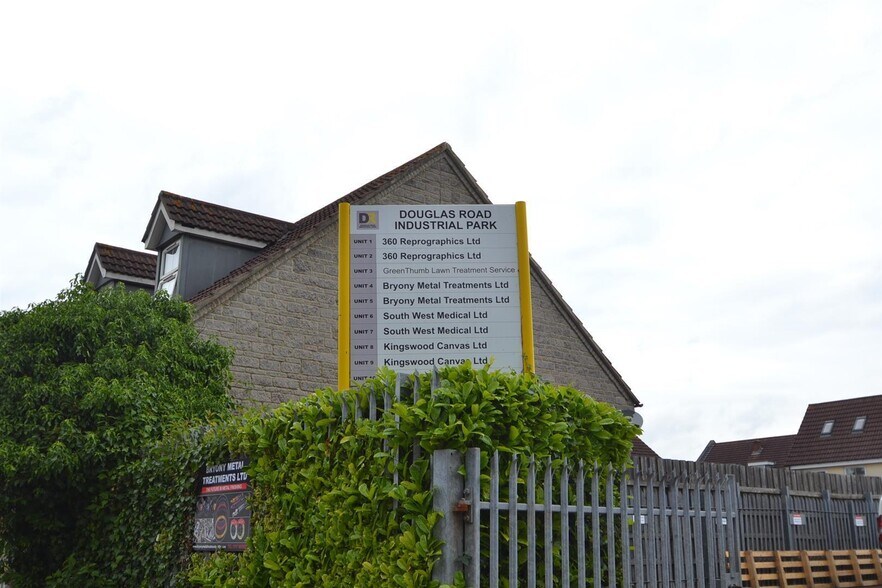 Douglas Rd, Kingswood à louer - Photo de l’immeuble – Image 2 sur 5