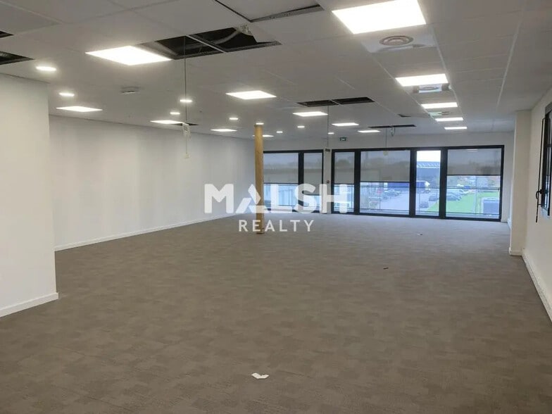 Bureau dans Beynost à louer - Photo intérieure – Image 2 sur 18