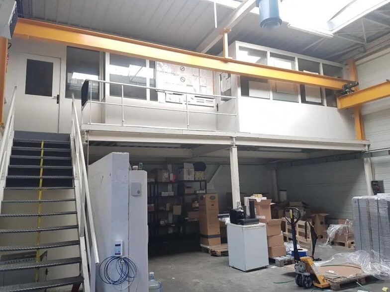 Local d’activités dans Saint-Étienne-du-Rouvray à louer - Photo de l’immeuble – Image 3 sur 8