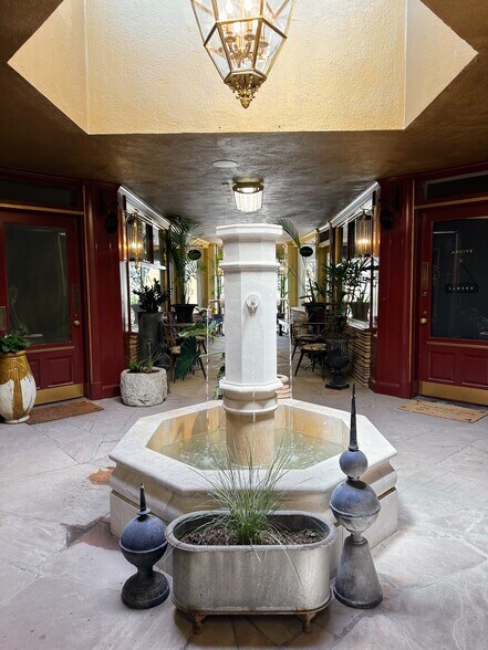 457 Palm Canyon Dr, Palm Springs, CA à louer - Photo de l’immeuble – Image 3 sur 8