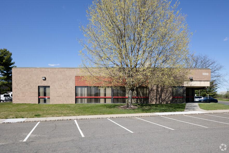 2000 Eastpark Blvd, Cranbury, NJ à louer - Photo de l’immeuble – Image 2 sur 3