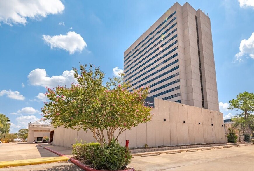 14703 Park Row, Houston, TX à louer - Photo de l’immeuble – Image 1 sur 11