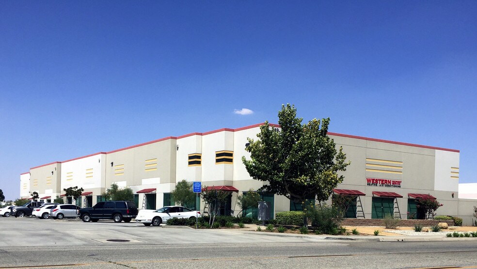 249 E Avenue K8, Lancaster, CA à louer - Photo de l’immeuble – Image 1 sur 3