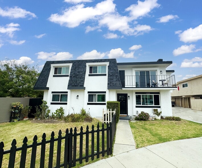 17372 Dairyview Cir, Huntington Beach, CA à vendre - Photo de l’immeuble – Image 2 sur 12