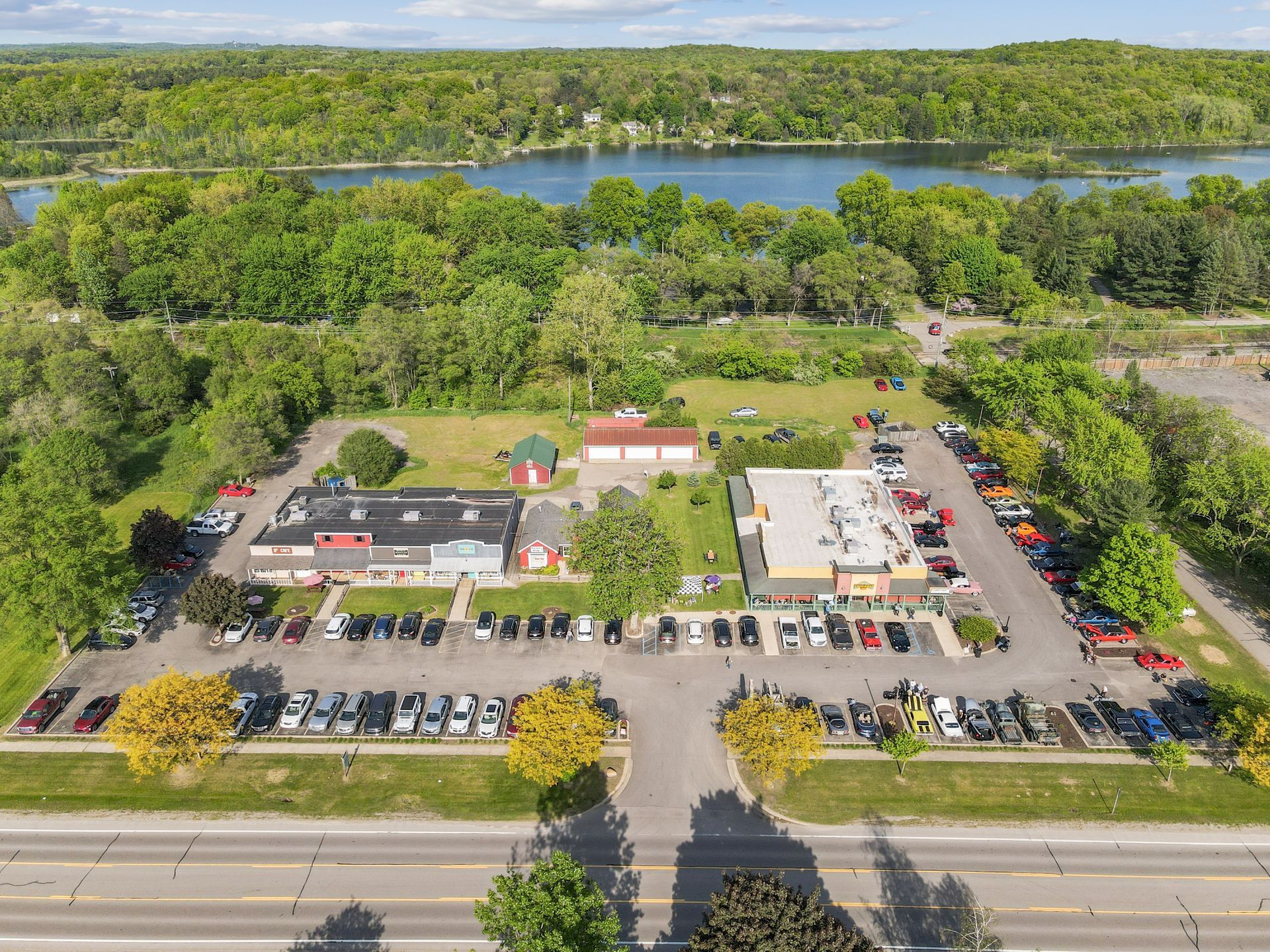 1415-1427 S Milford Rd, Highland, MI à louer Photo principale– Image 1 sur 17