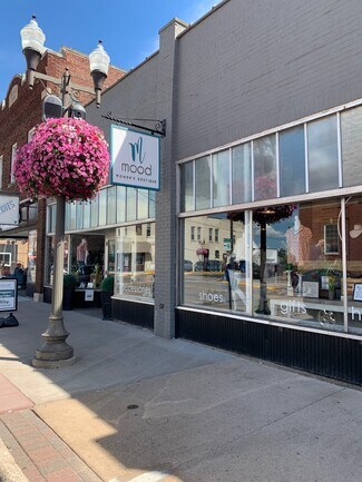 Plus de détails pour 230 Main St E, Menomonie, WI - Local commercial à vendre