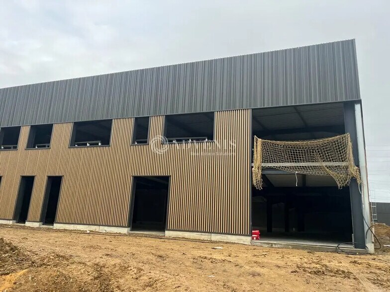 Local d'activités dans Saint-Cyr-sur-Loire à vendre - Photo de l’immeuble – Image 3 sur 7