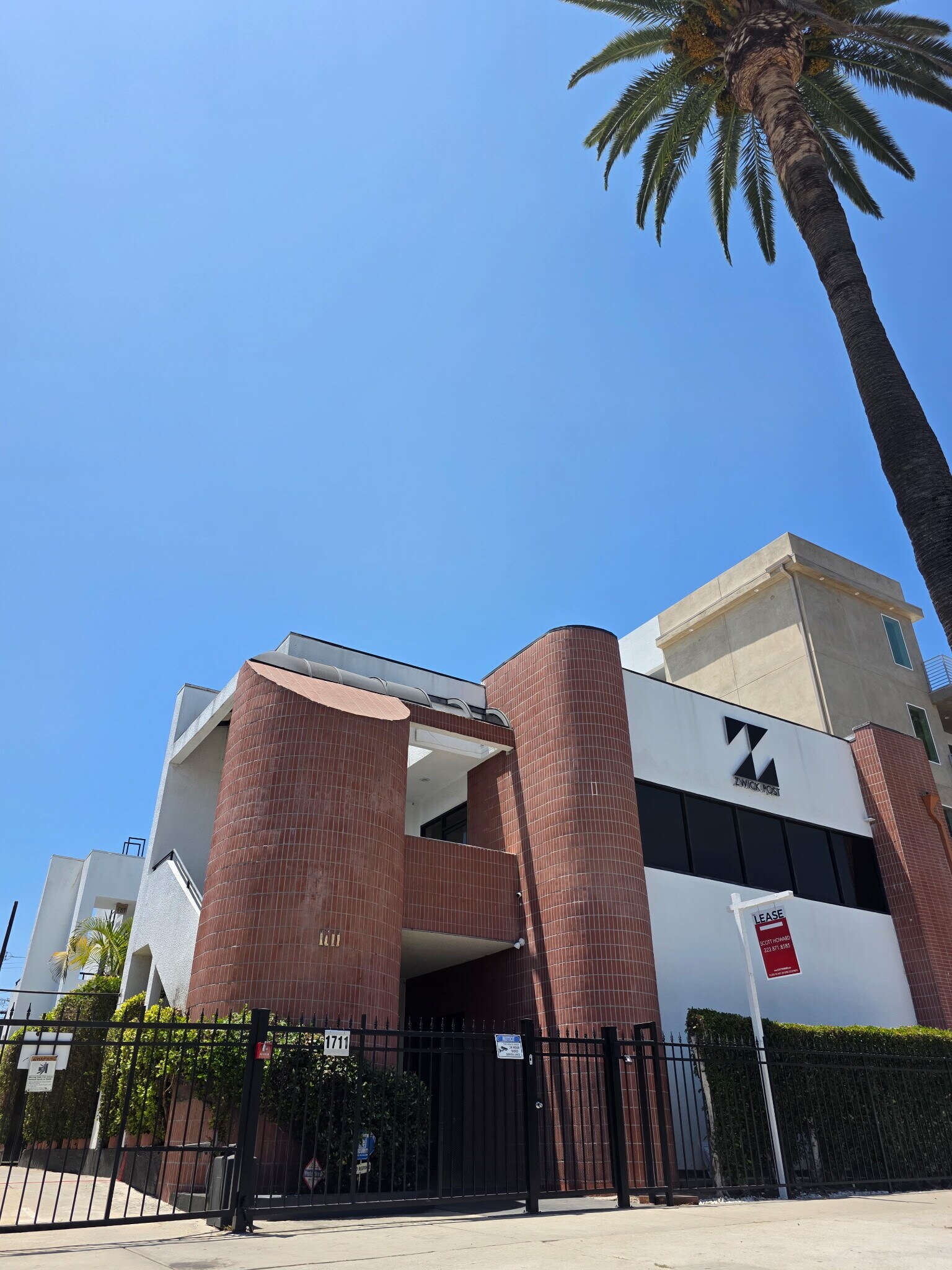 1711 Winona Blvd, Los Angeles, CA à louer Photo de l’immeuble– Image 1 sur 24