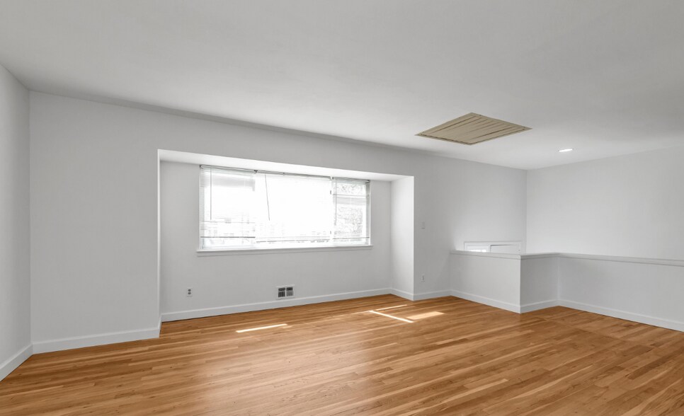 2461 Merrick Ave, Merrick, NY à vendre - Photo intérieure – Image 3 sur 30
