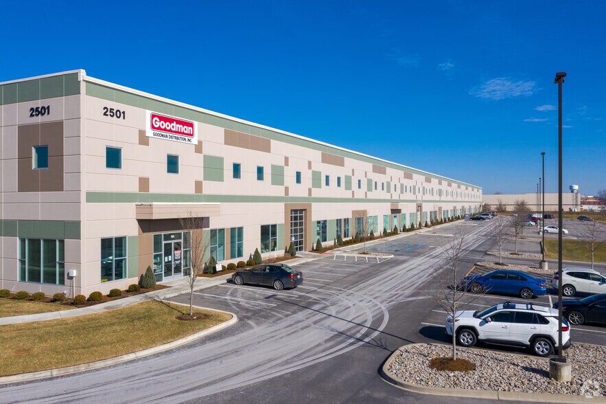 2501 Stanley Gault Pky, Louisville, KY à louer - Photo de l’immeuble – Image 3 sur 14