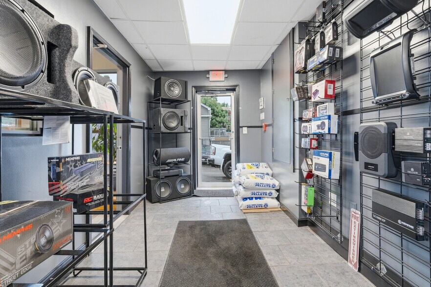 1097 Eddie Dowling Hwy, North Smithfield, RI à vendre - Photo de l’immeuble – Image 3 sur 56