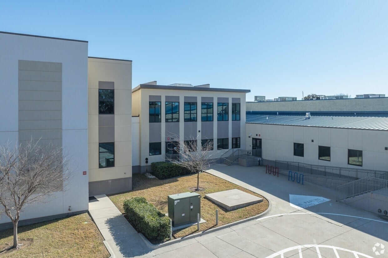 4640 Sycamore & 7520 S Hulen portefeuille de 2 biens à vendre sur LoopNet.fr Photo principale– Image 1 sur 8