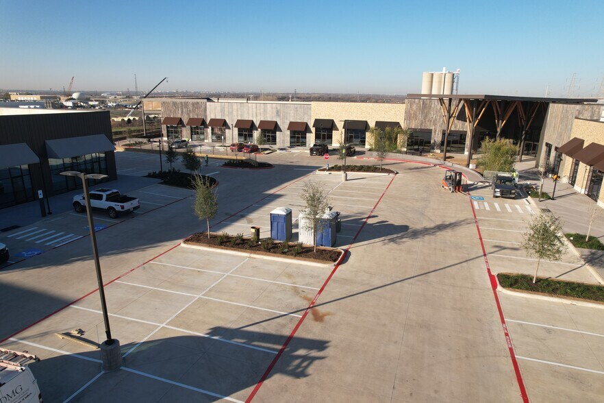 NWC Old Denton Rd & E Jackson Rd, Carrollton, TX à louer - Photo de l’immeuble – Image 2 sur 4