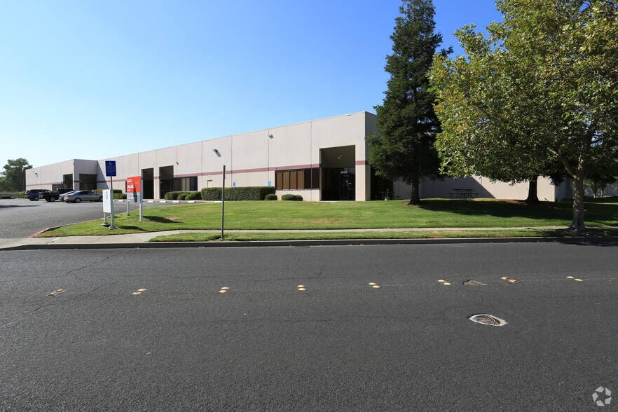 830 Eubanks Dr, Vacaville, CA à louer - Photo de l’immeuble – Image 3 sur 6
