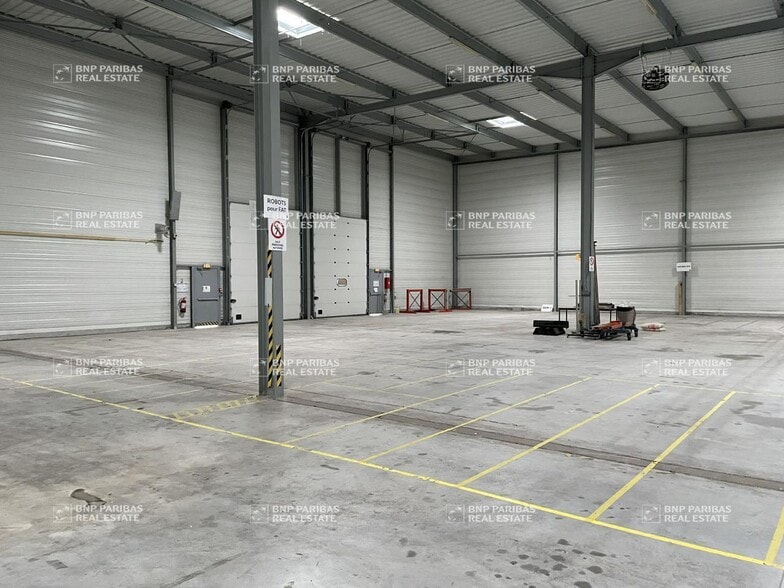 Local d’activités dans Moissy-Cramayel à louer - Photo de l’immeuble – Image 1 sur 25