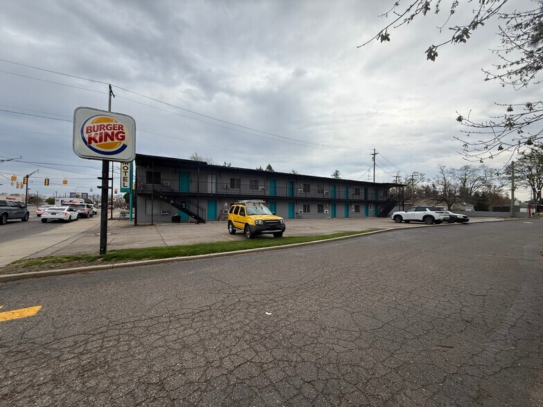 111 W 12 Mile Rd, Royal Oak, MI à vendre - Photo de l’immeuble – Image 3 sur 27
